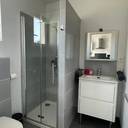 A 400 M Confort Terrasse Clim Parking Apartment *